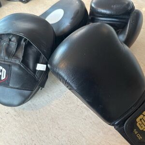 Cleto Reyes Black Boxing Gloves and Pads